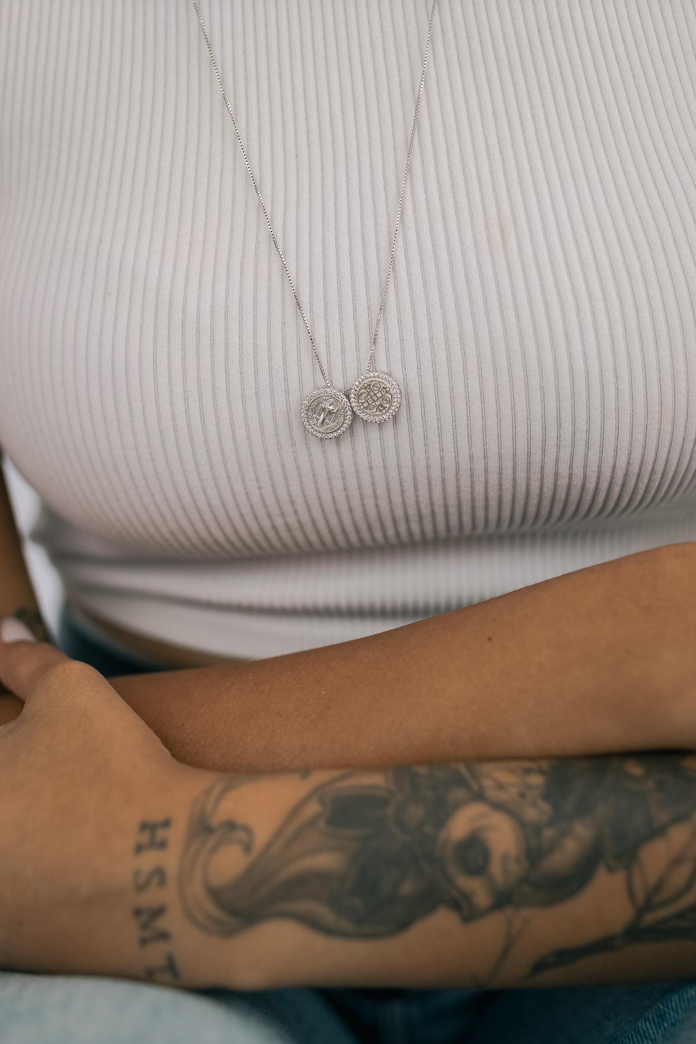 Colar Escapulário De São Bento Cravejado Articulável Ródio Branco