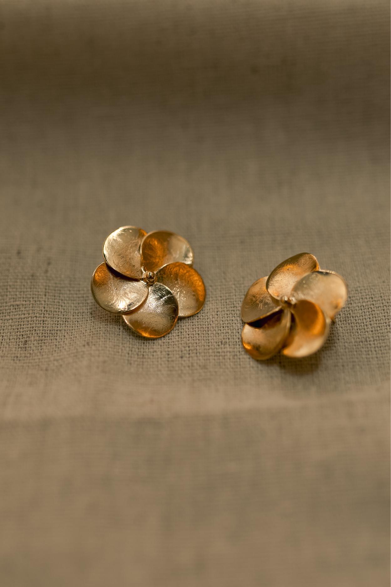 Brinco Flor Escovada 5 Pétalas Dourado