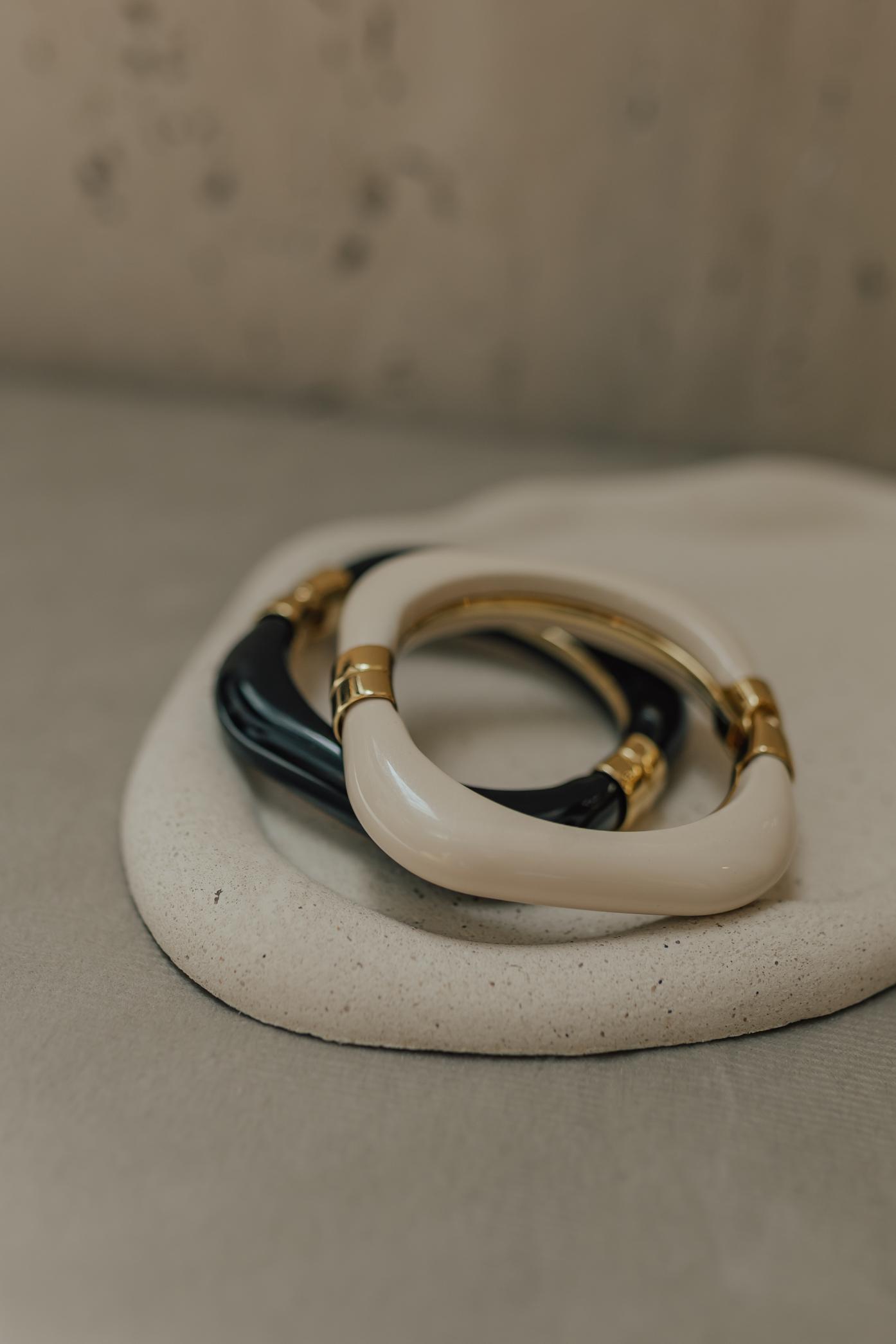 Bracelete Quadrado Resina Marfim Dourado