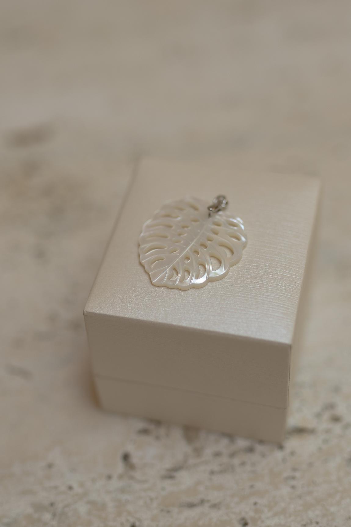 Pingente Madrepérola Folha Ródio Branco