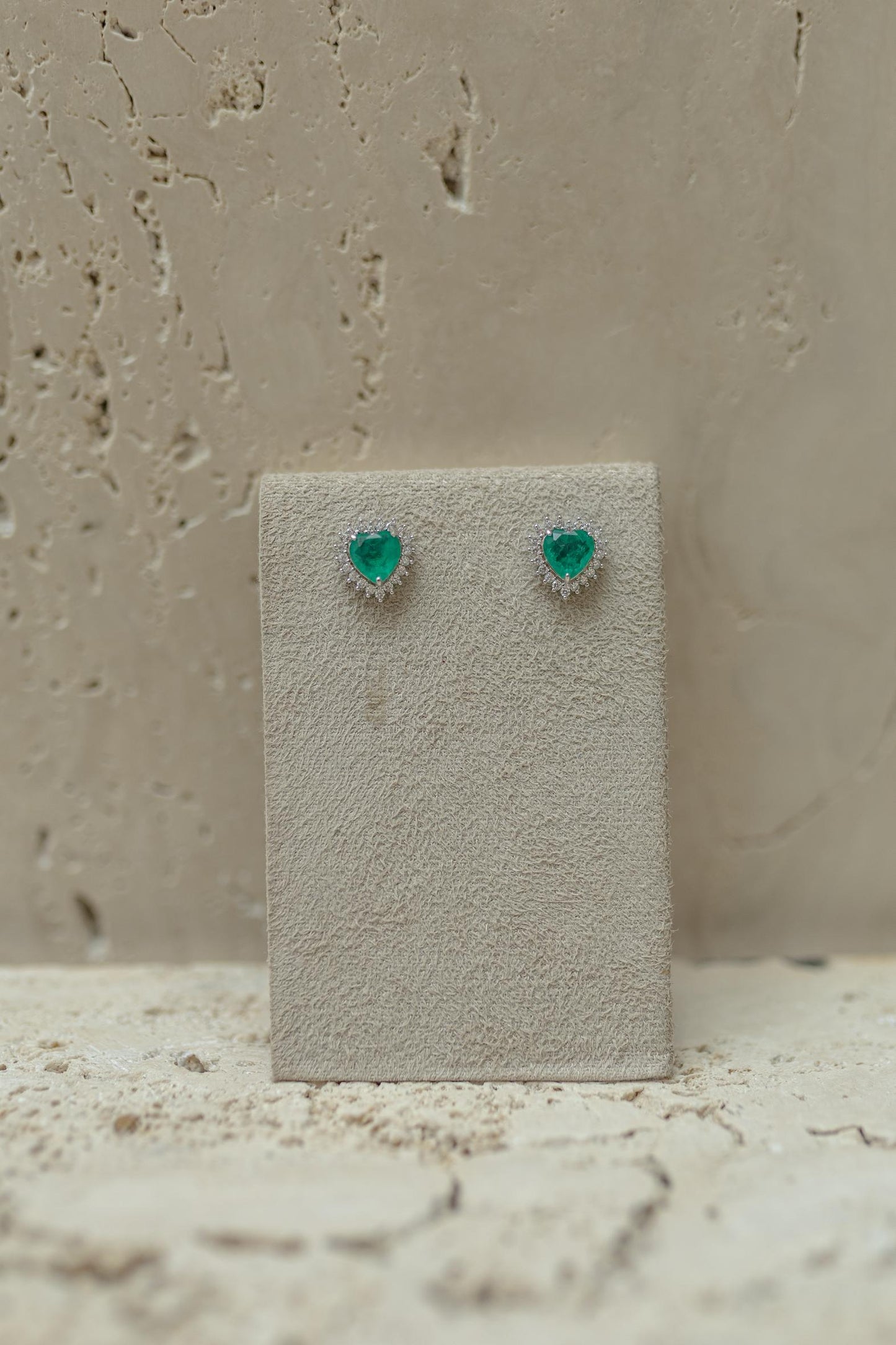 Brinco Coração Borda Cravejada Esmeralda Ródio Branco