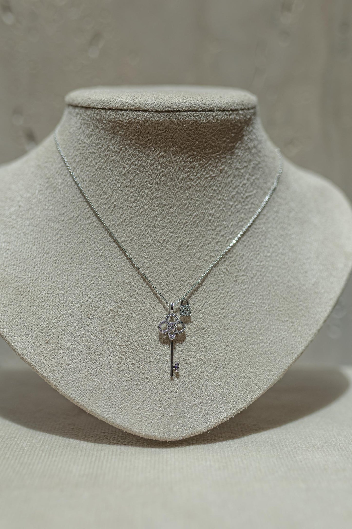 Colar Chave Cravejada Ródio Branco