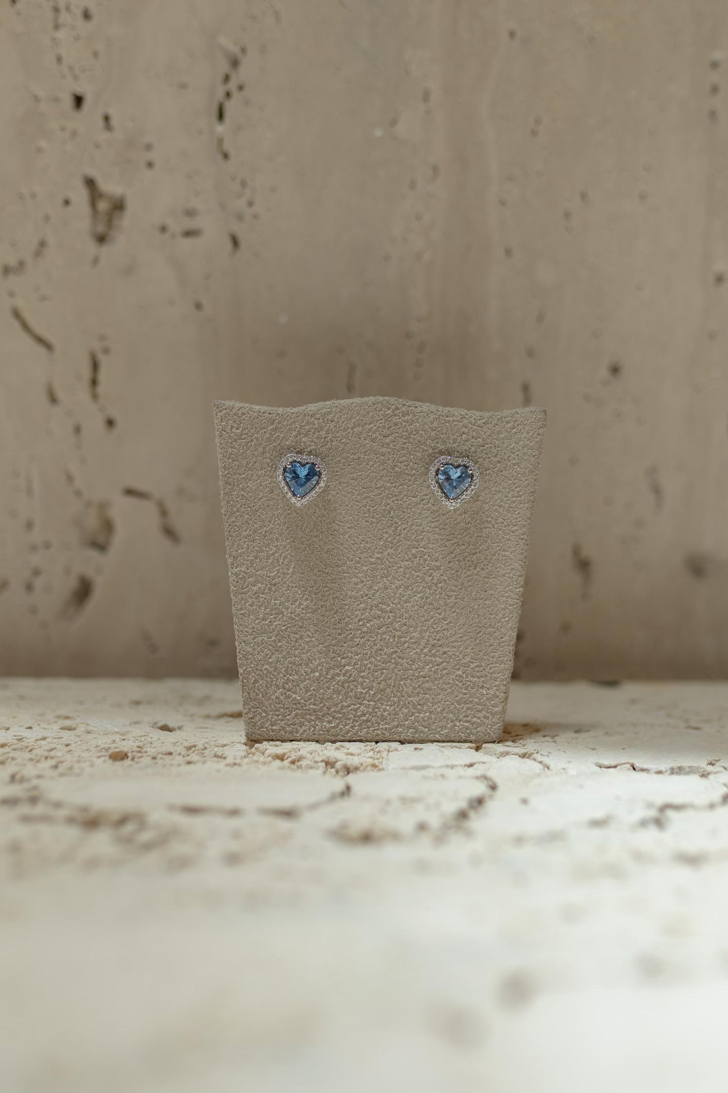 Brinco Coração Borda Cravejada Aquamarine Ródio Branco