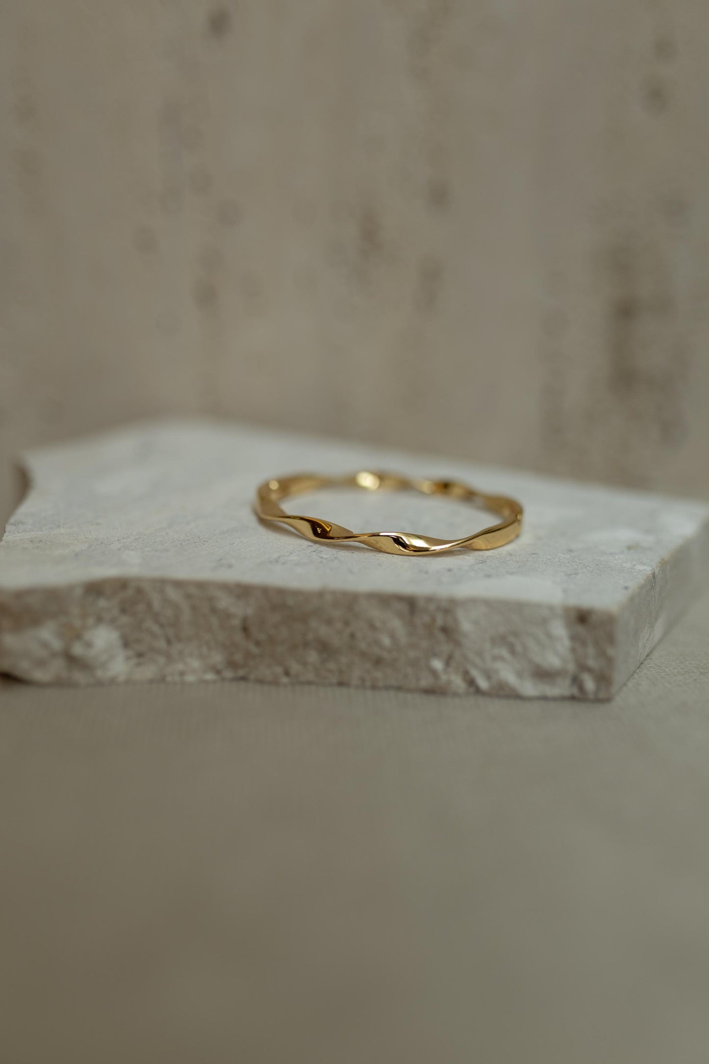 Bracelete Torcido Rígido Dourado