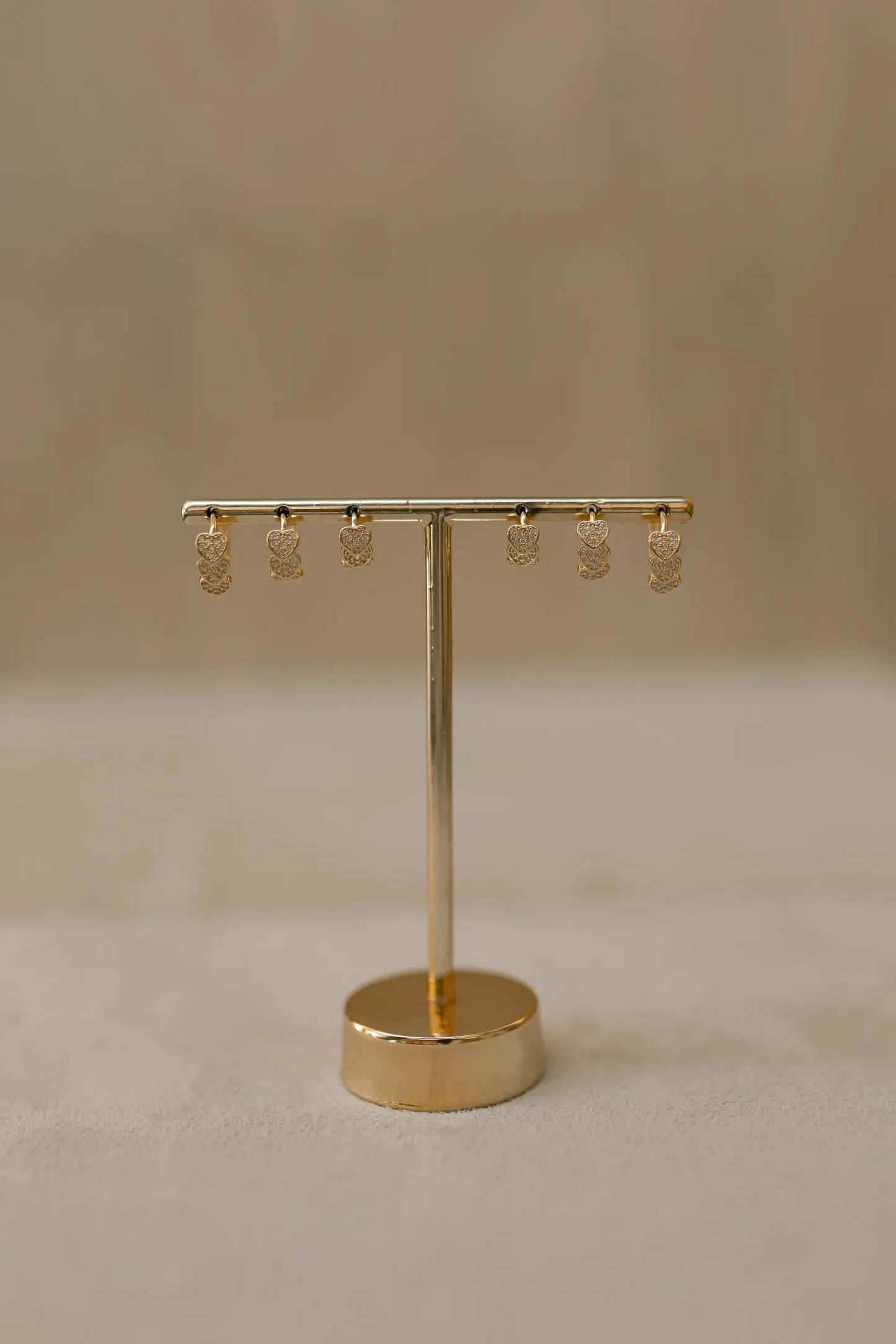 Brinco Argola Corações Cravejados M Dourado