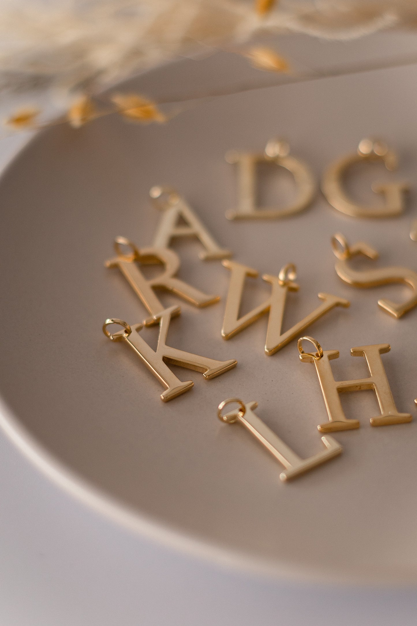 Pingente Design Letra Dourado
