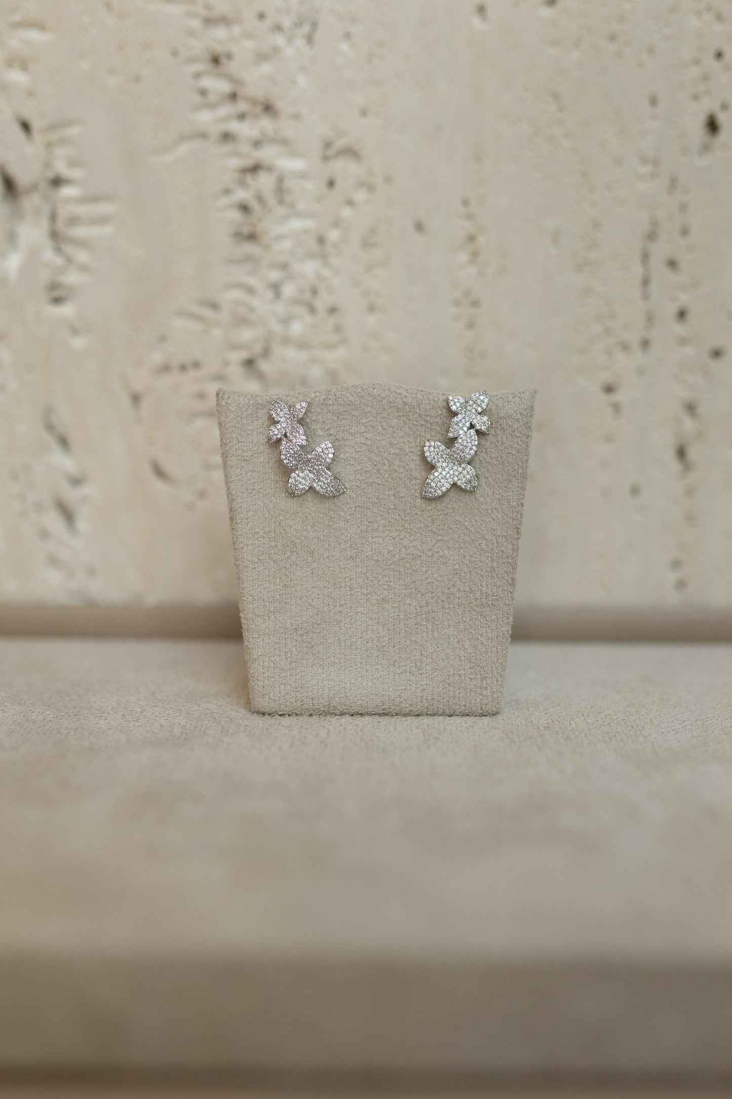Brinco Ear Cuff 2 Flores Cravejadas Ródio Branco