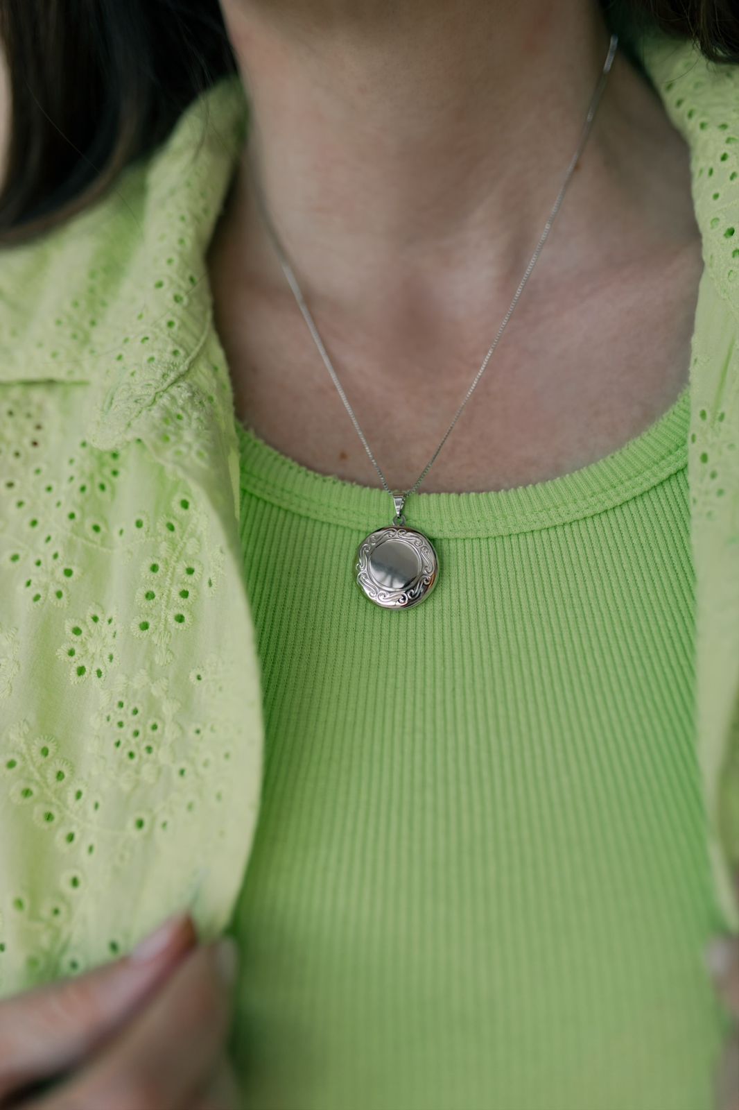 Colar Relicário Borda Trabalhada Ródio Branco