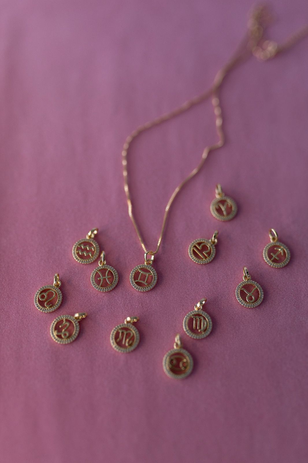 Colar Signos Cravejado Matahari Dourado