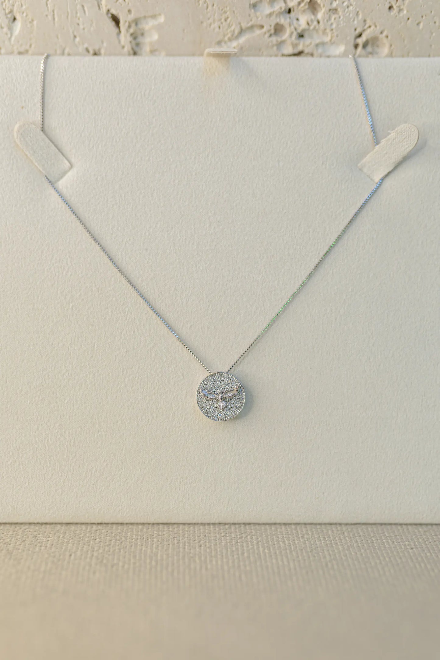 Colar Cravejado Divino Espírito Santo Ródio Branco
