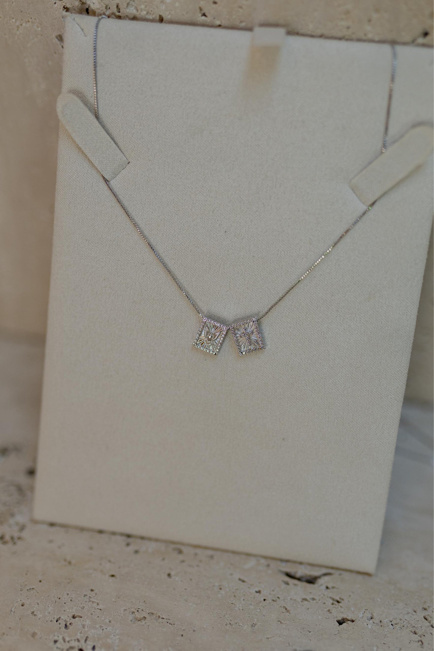 Colar Escapulário Mini Espírito Santo Ródio Branco