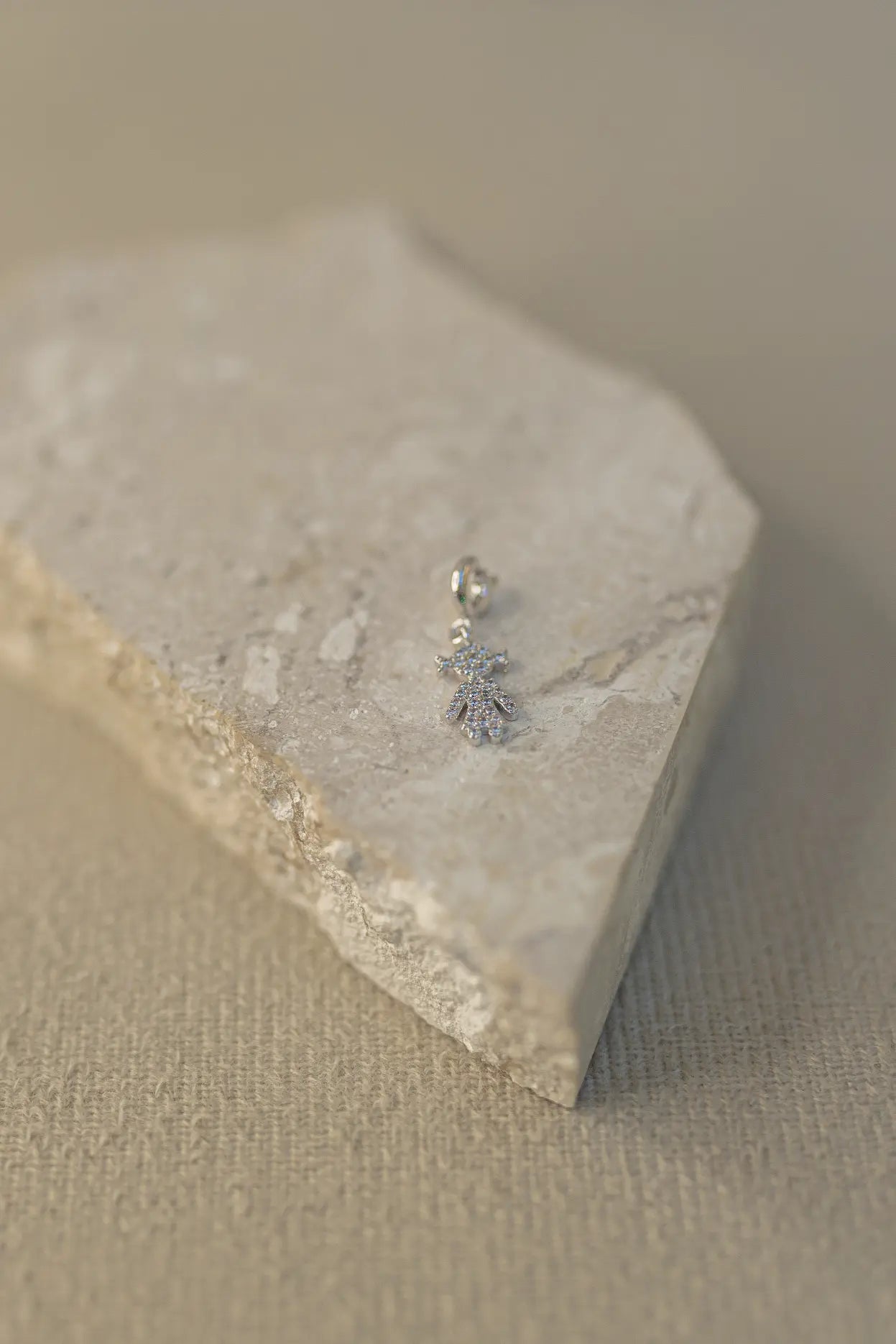 Pingente Menina Cravejado Ródio Branco