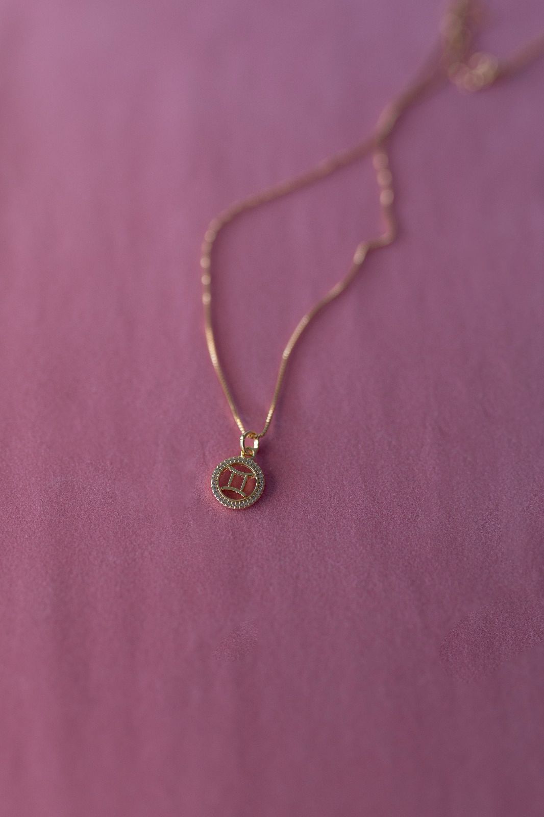 Colar Signos Cravejado Matahari Dourado
