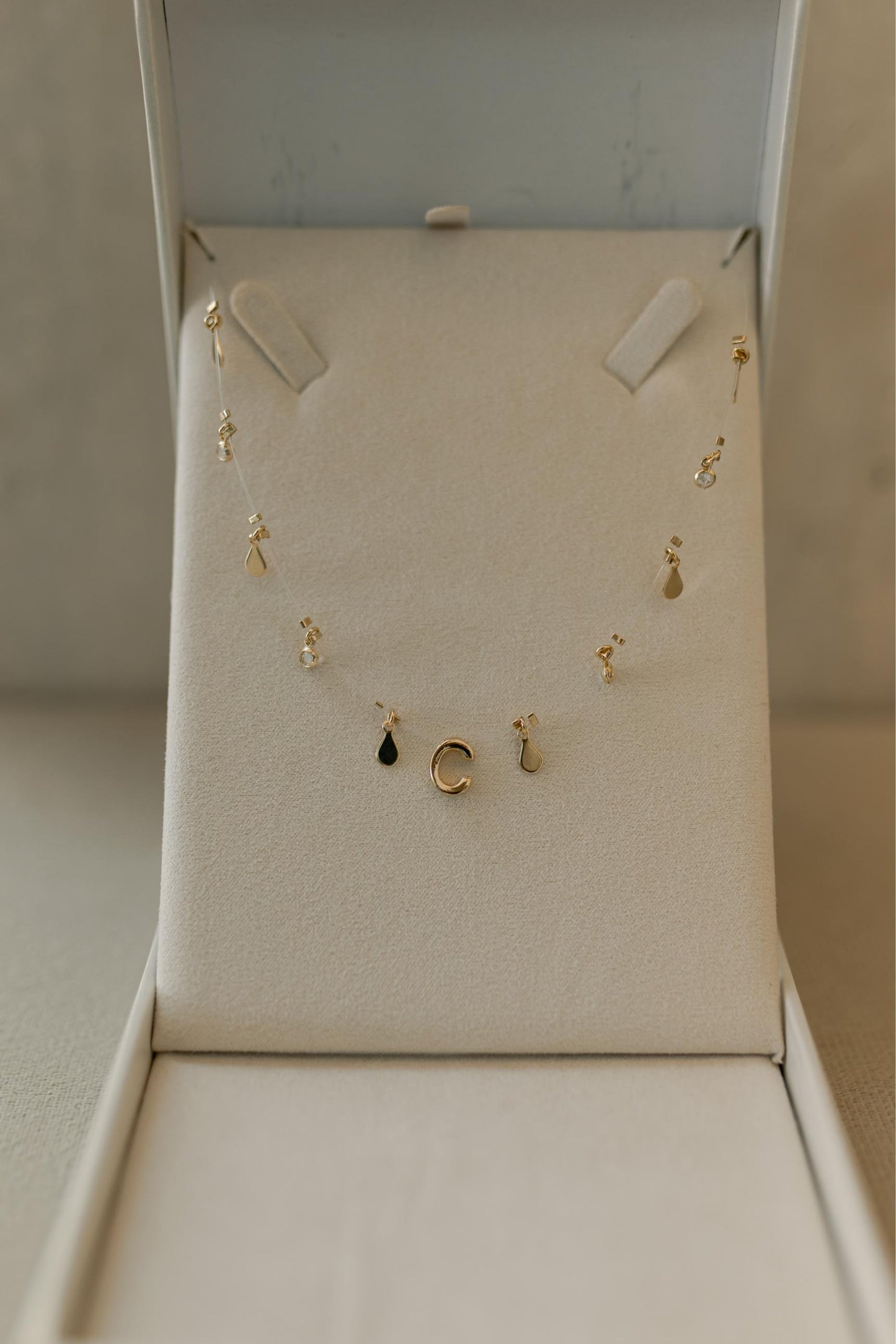 Colar Choker Nylon Letra Plaquinhas Dourado