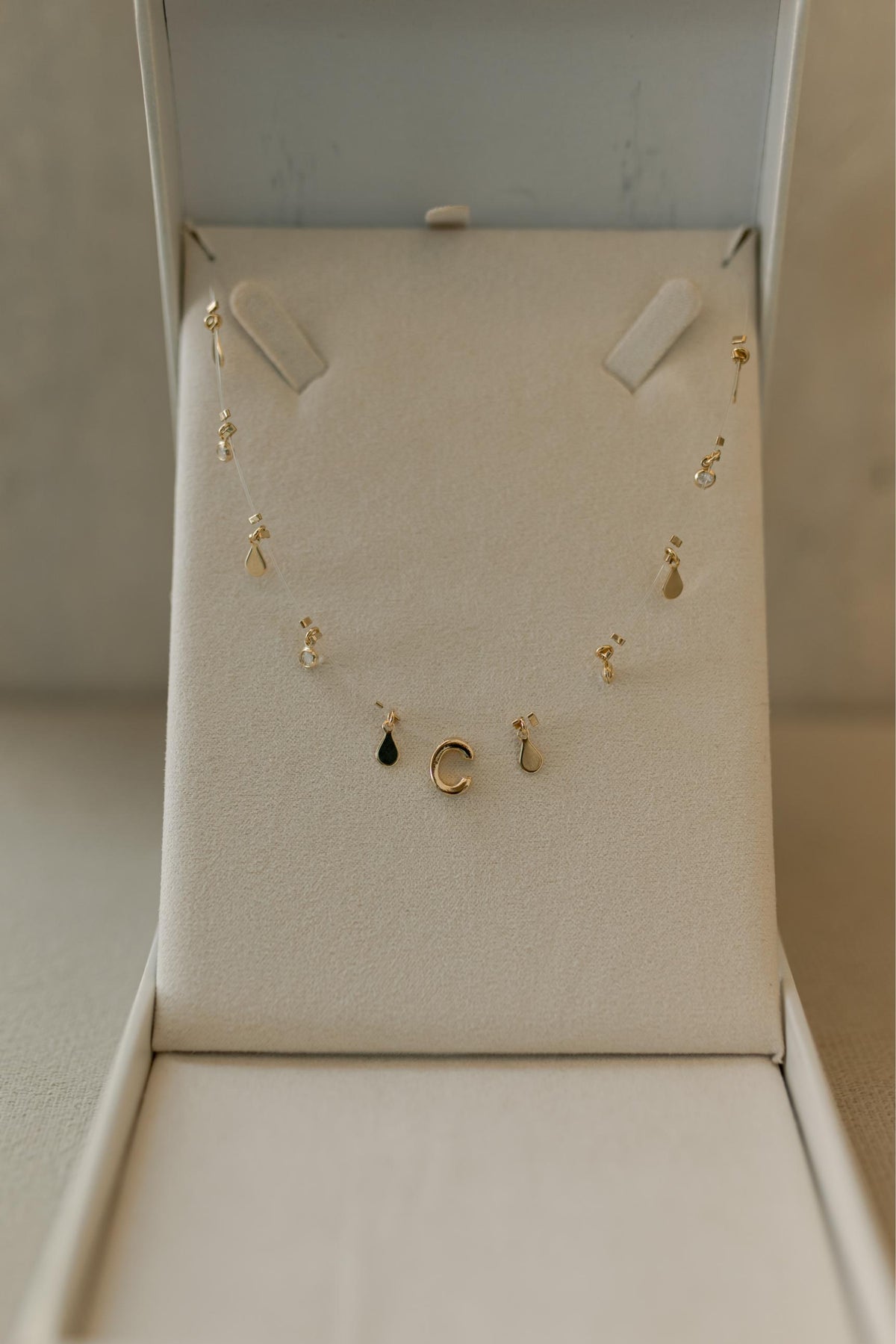 Colar Choker Nylon Letra Plaquinhas Dourado