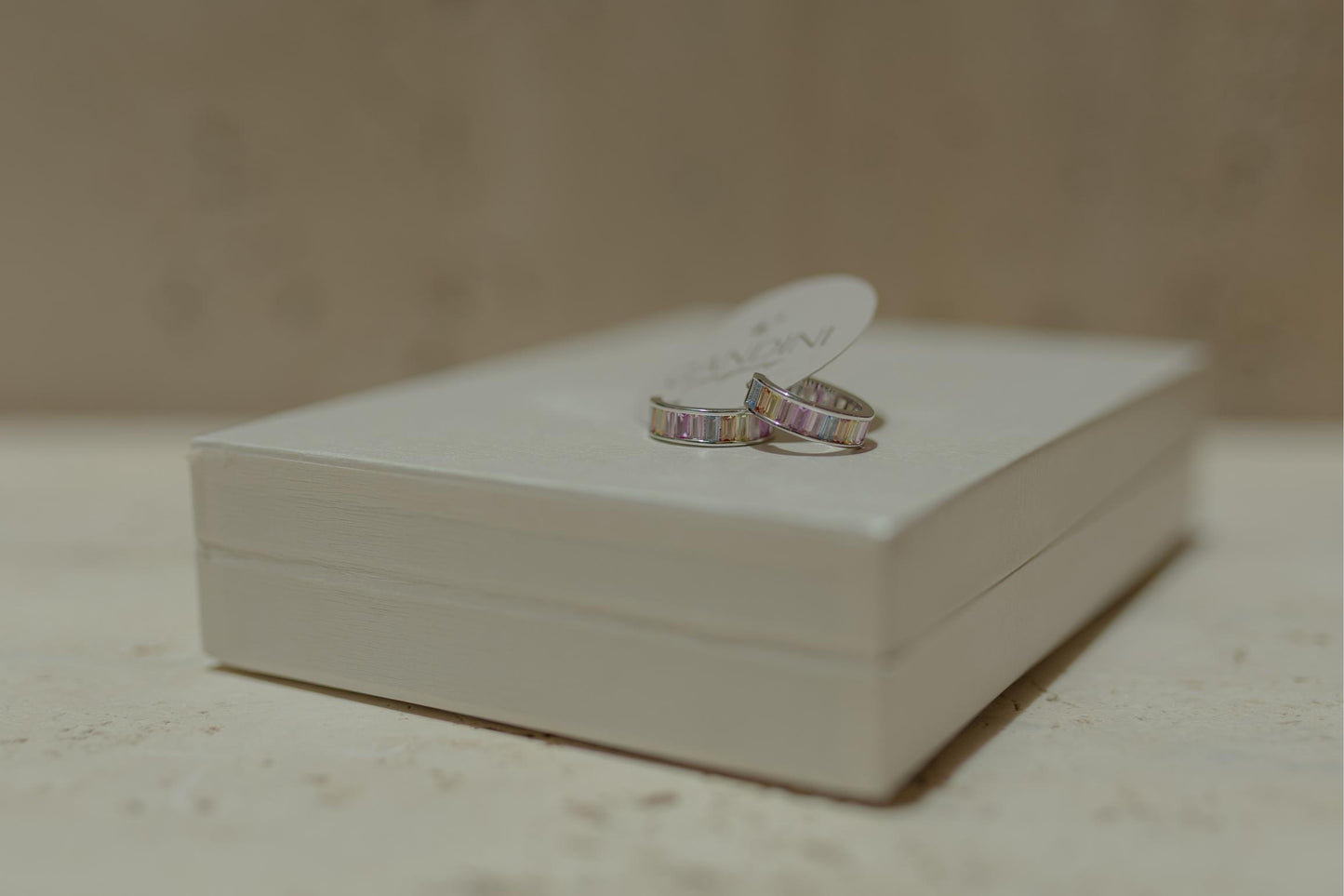 Brinco Argola Baguete Rainbow Ródio Branco