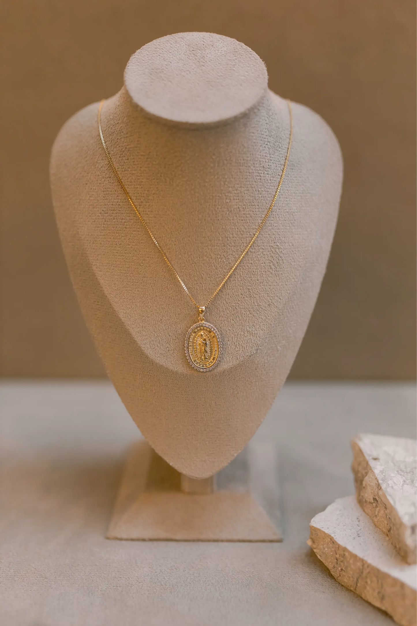 Colar Nossa Senhora de Guadalupe Dourado