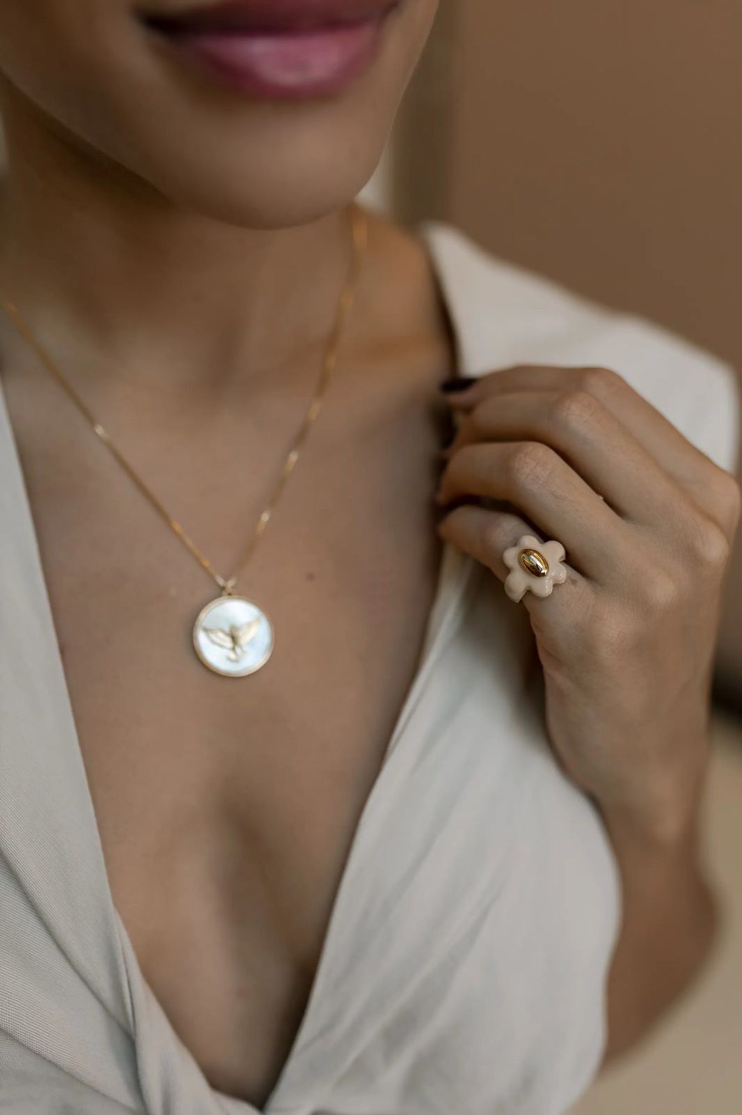 Colar Divino Espírito Santo Madrepérola Dourado
