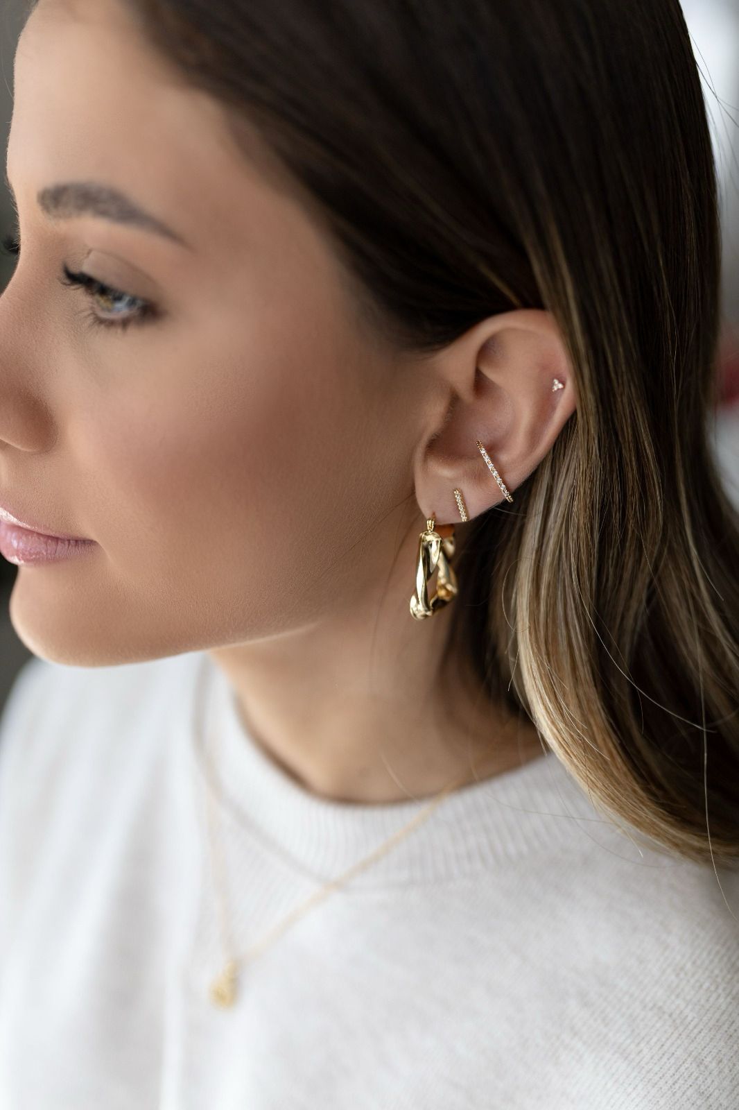 Piercing Fake Ear Hook Cravejado Ouro