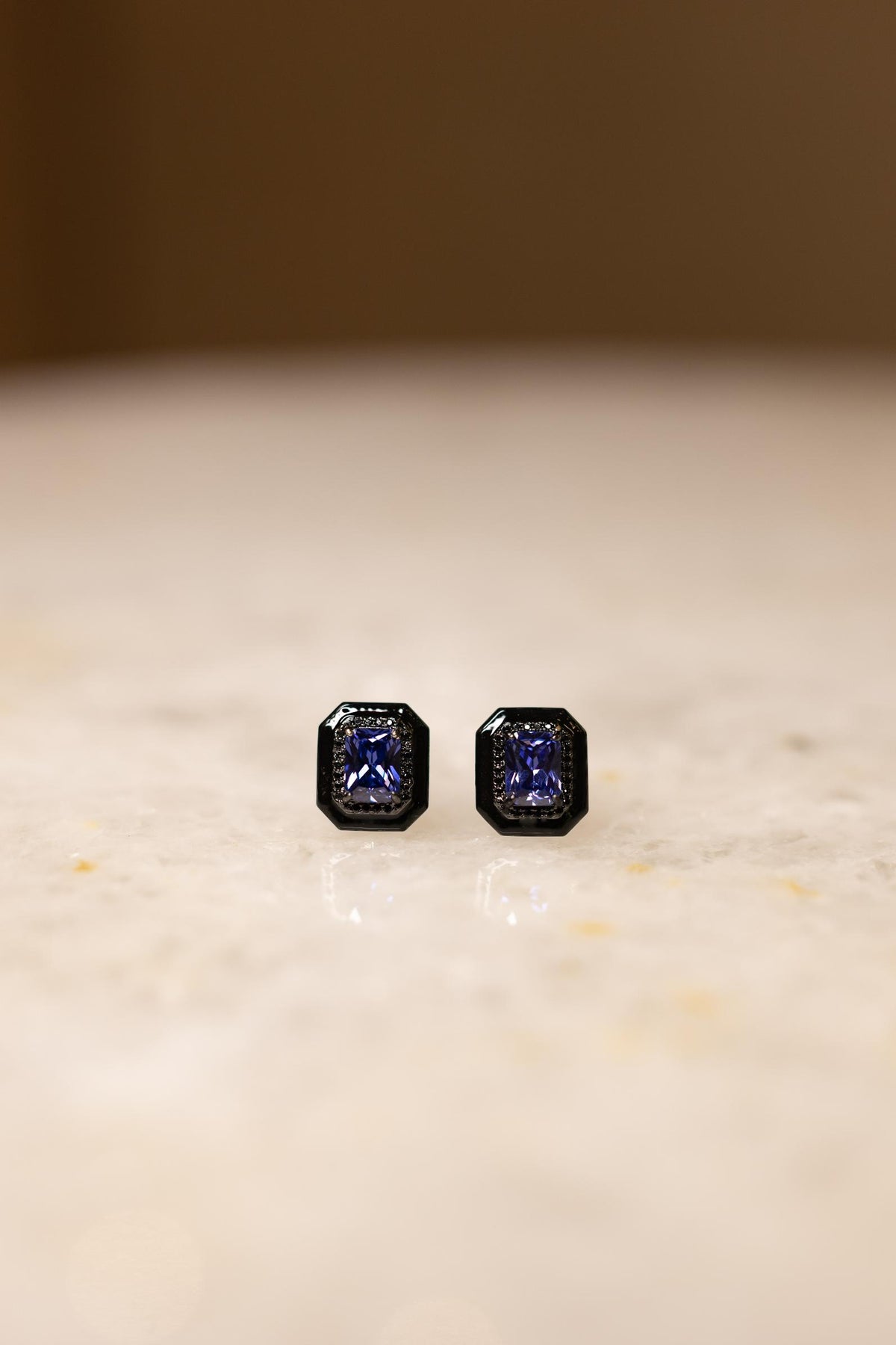 Brinco Ametista Borda Cravejada Esmaltado Preto Ródio Negro