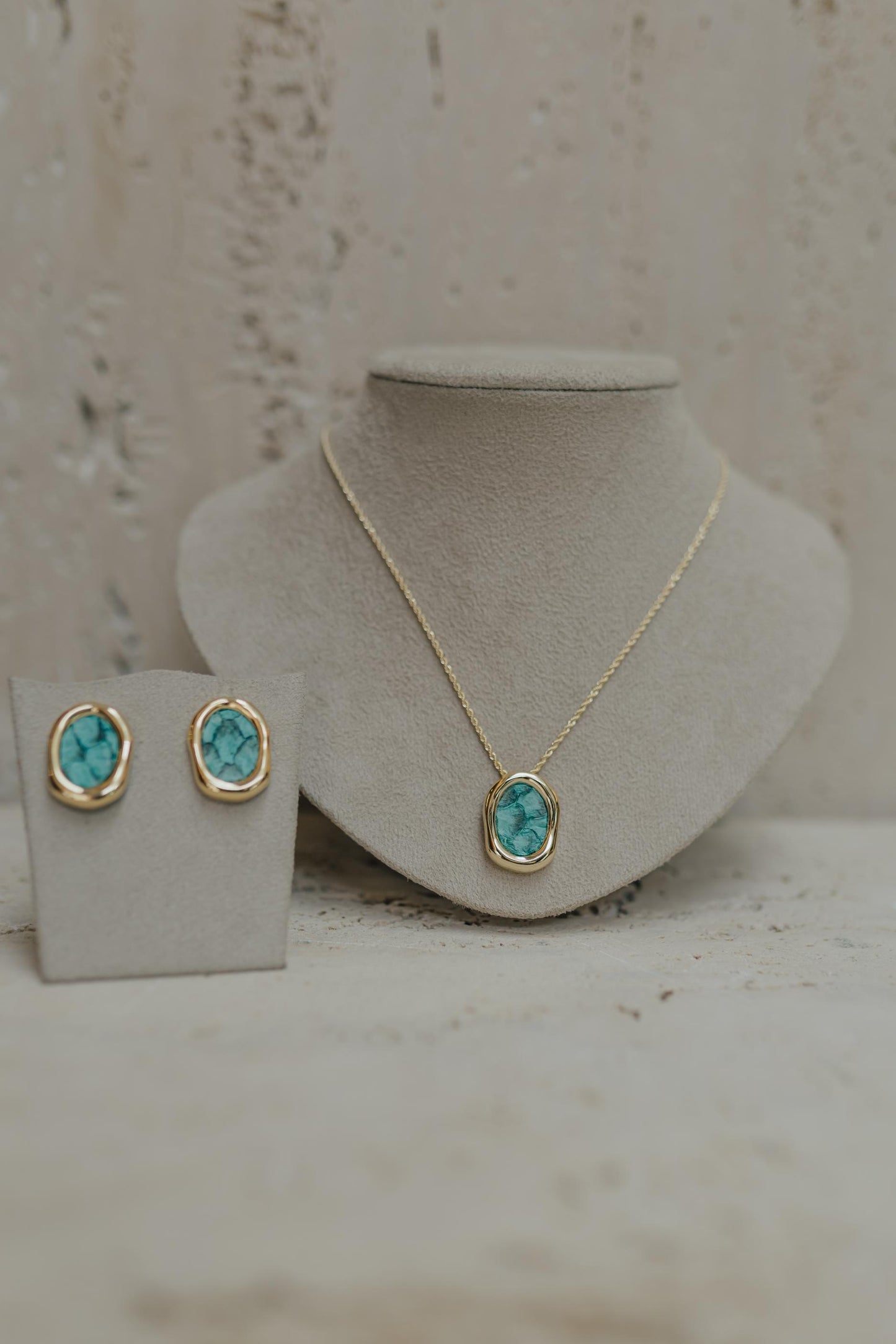Colar Orgânico Couro Peixe Azul Dourado