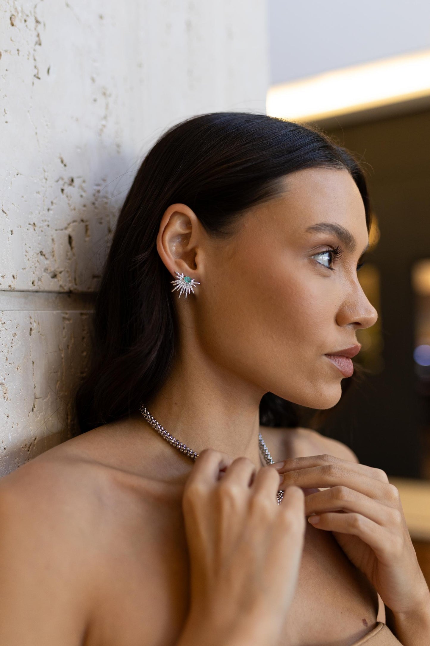 Brinco Ear Cuff Raio Solar com Zircônias Esmeralda Colombiana Oval Ródio Branco