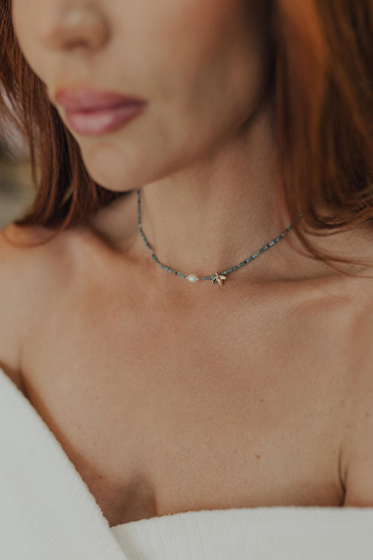 Choker Bee Apatita Pérola de Água Doce Dourado