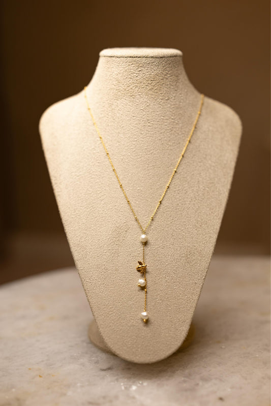 Colar Bee Pérolas Gravatinha Dourado