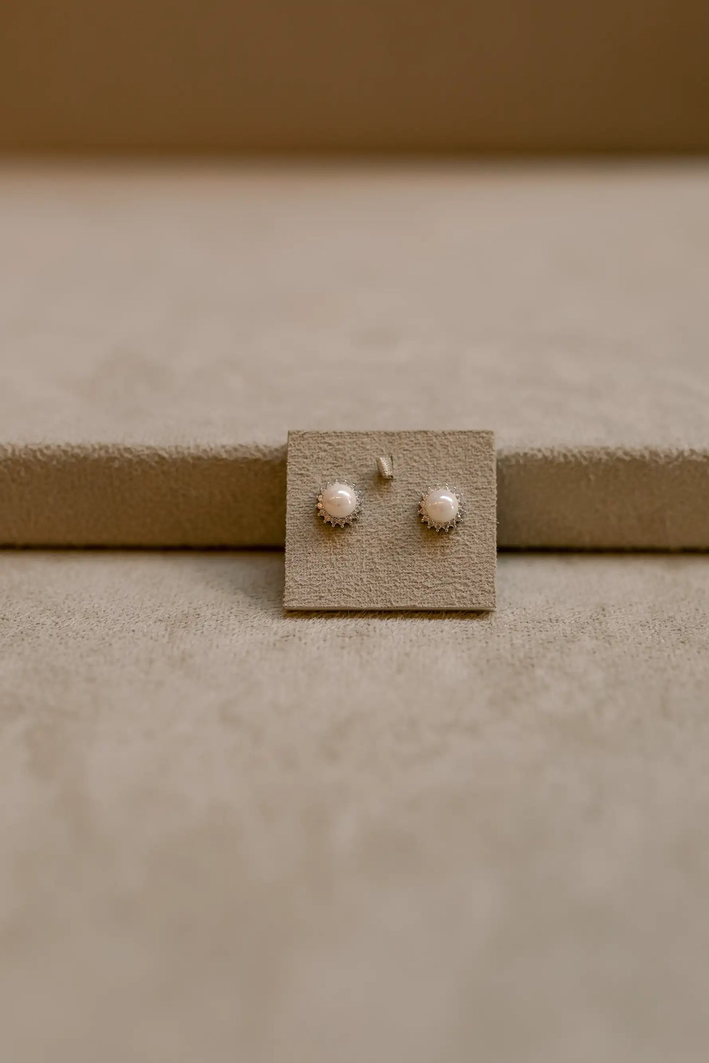 Brinco de Pérola Cravejado Ródio Branco