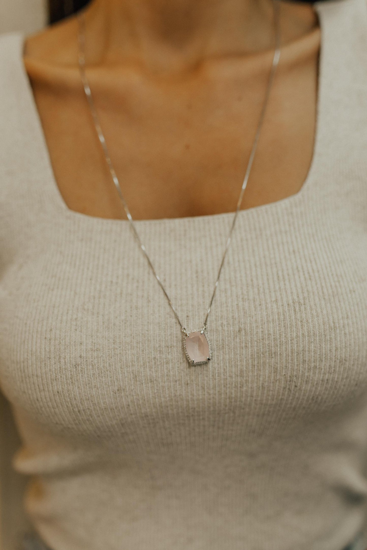 Colar Escapulário Madrepérola Rosa Ródio Branco