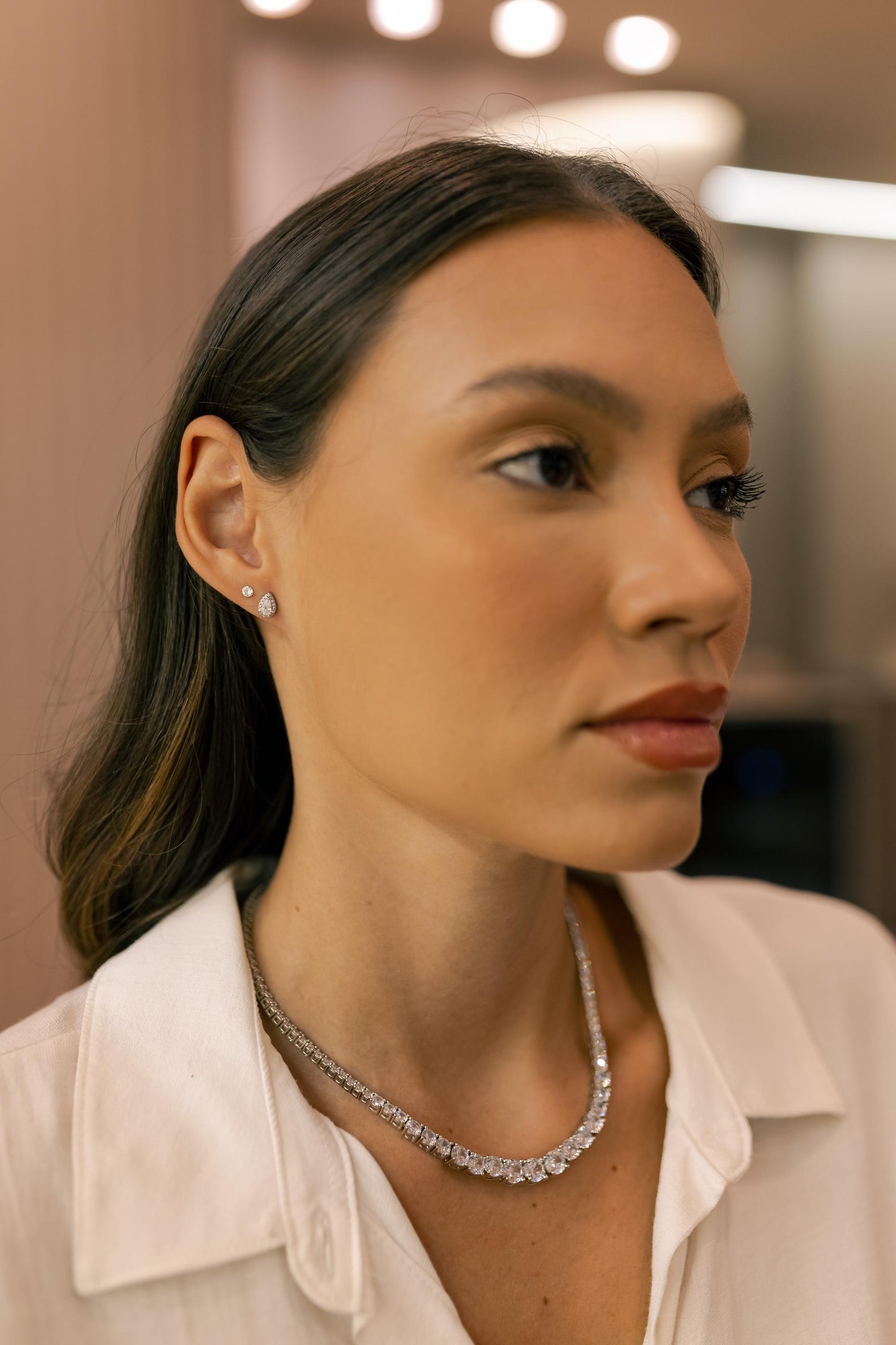 Brinco Mini Gota Cristal Borda Cravejada Ródio Branco