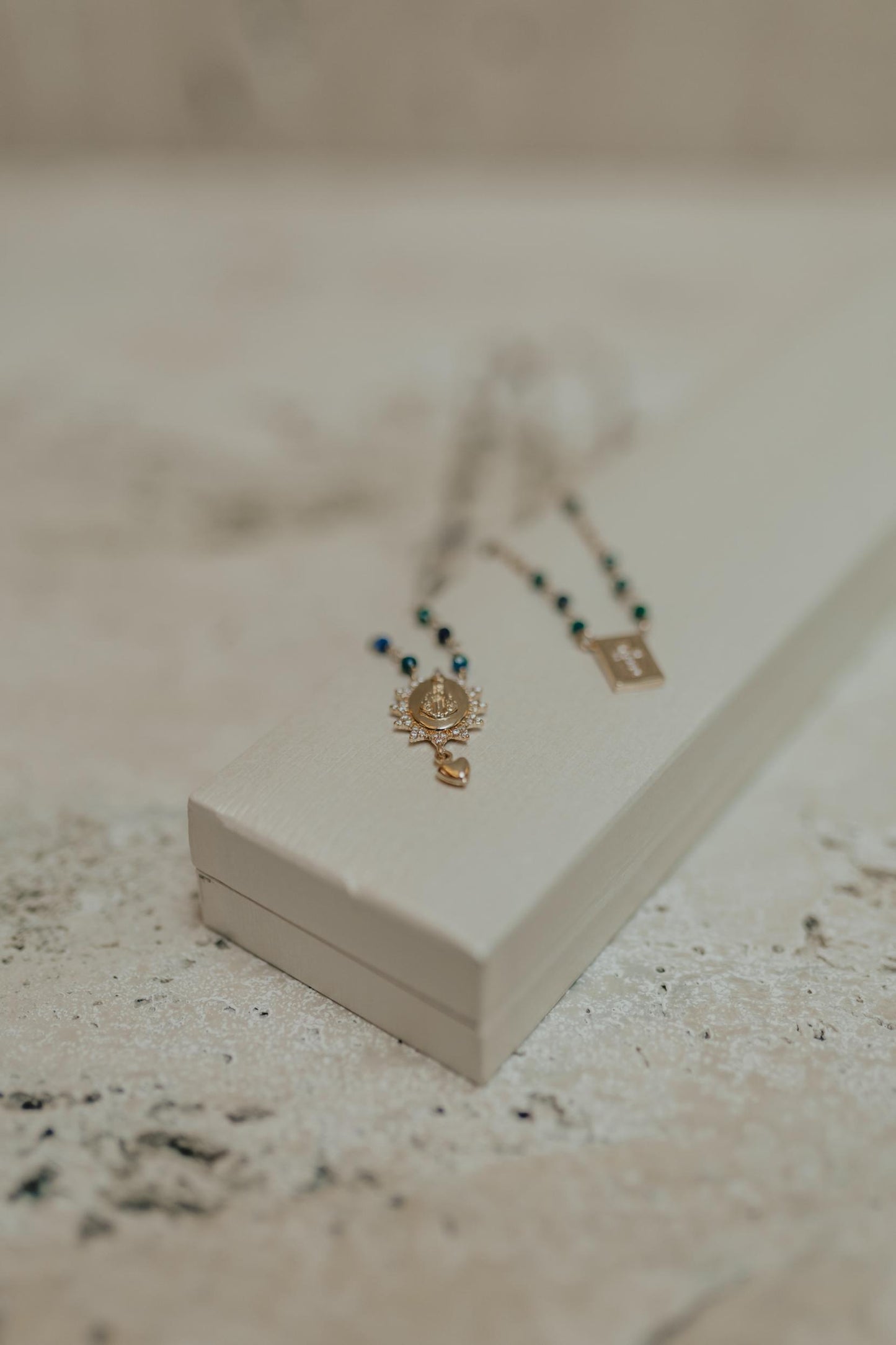 Colar Escapulário Pedras Naturais Nossa Senhora Aparecida Dourado