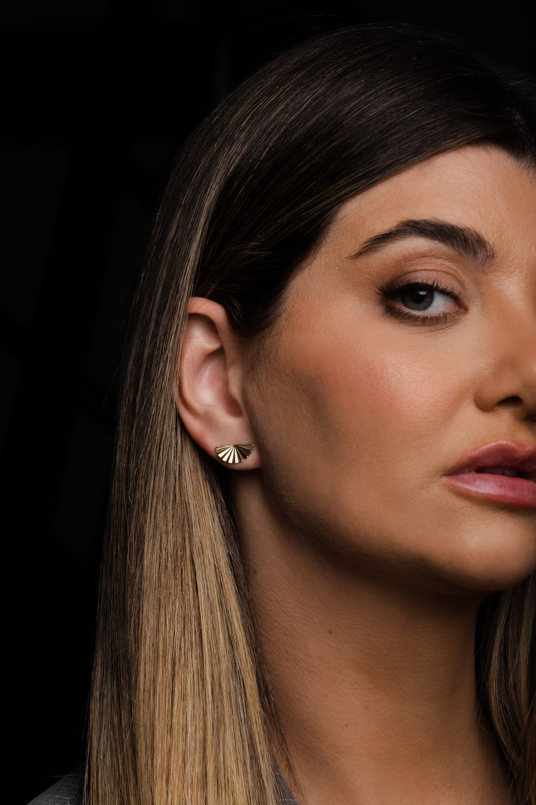 Brinco Mini Leque Trabalhado Dourado