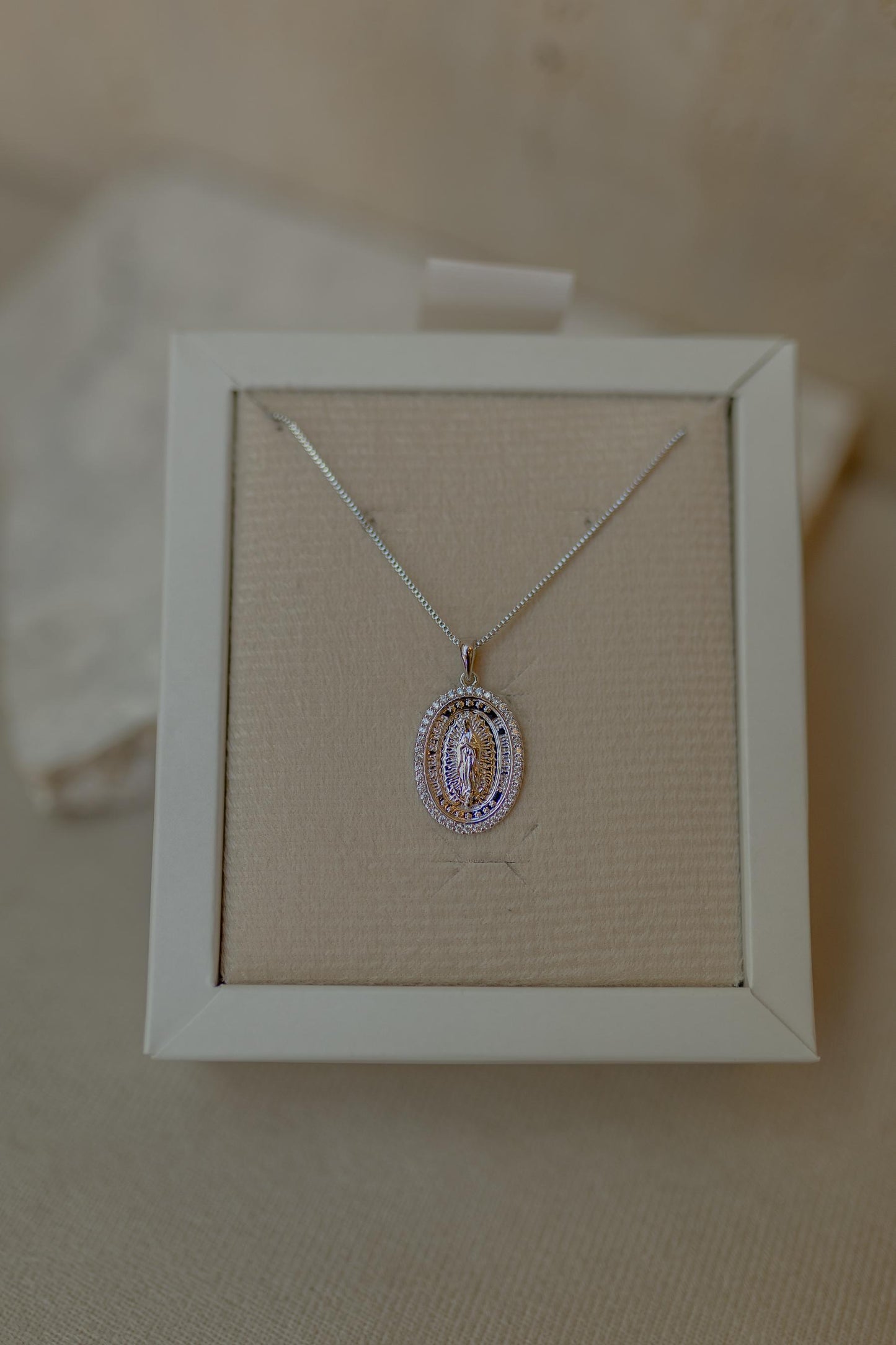 Colar Nossa Senhora de Guadalupe Ródio Branco