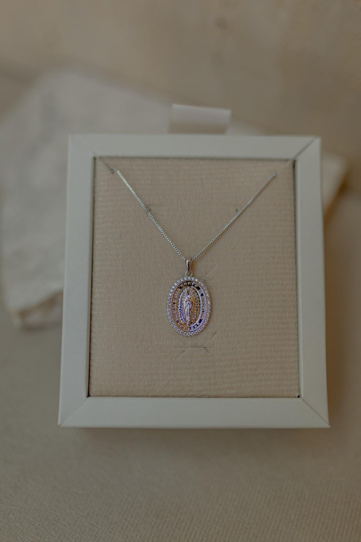 Colar Nossa Senhora de Guadalupe Ródio Branco
