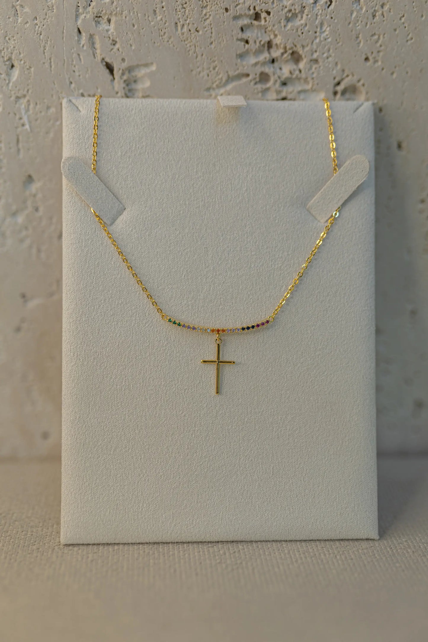 Colar com Pingente Rainbow Cruz Dourado