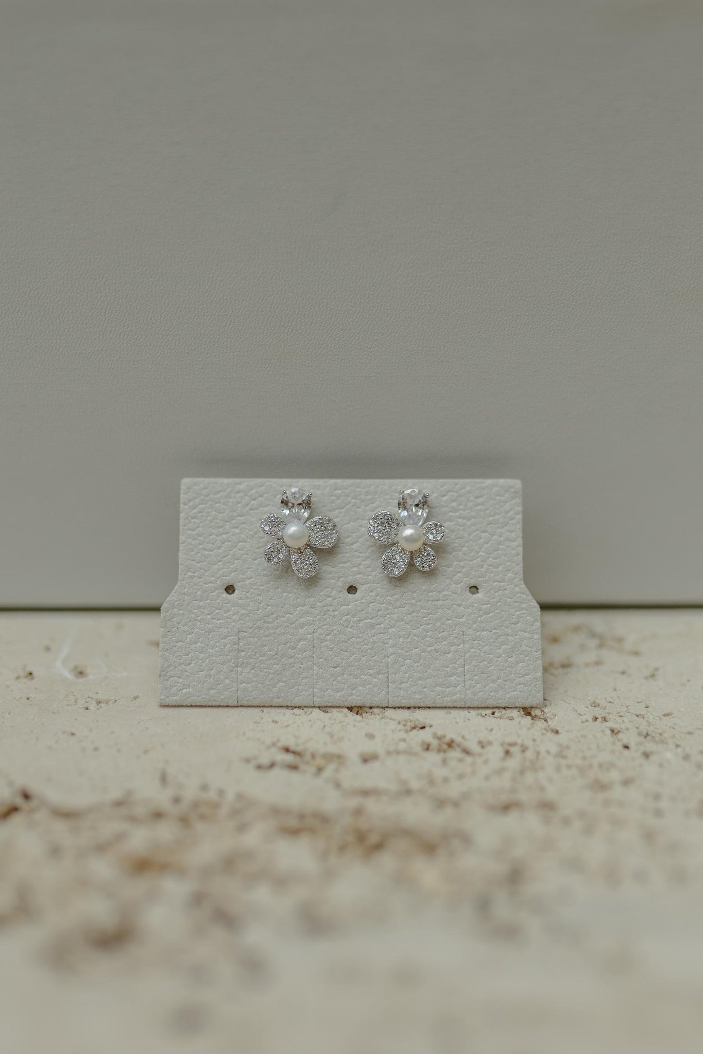 Brinco Flor Solitário Pérola Natural Prata 925 Ródio Branco