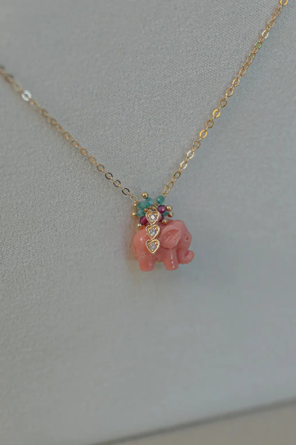 Colar Elefante Baquelite Coral com Pedras e Zircônias Dourado