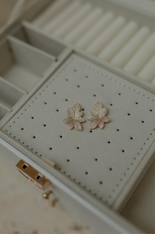 Brinco Ear Cuff Folhas Cravejado Dourado