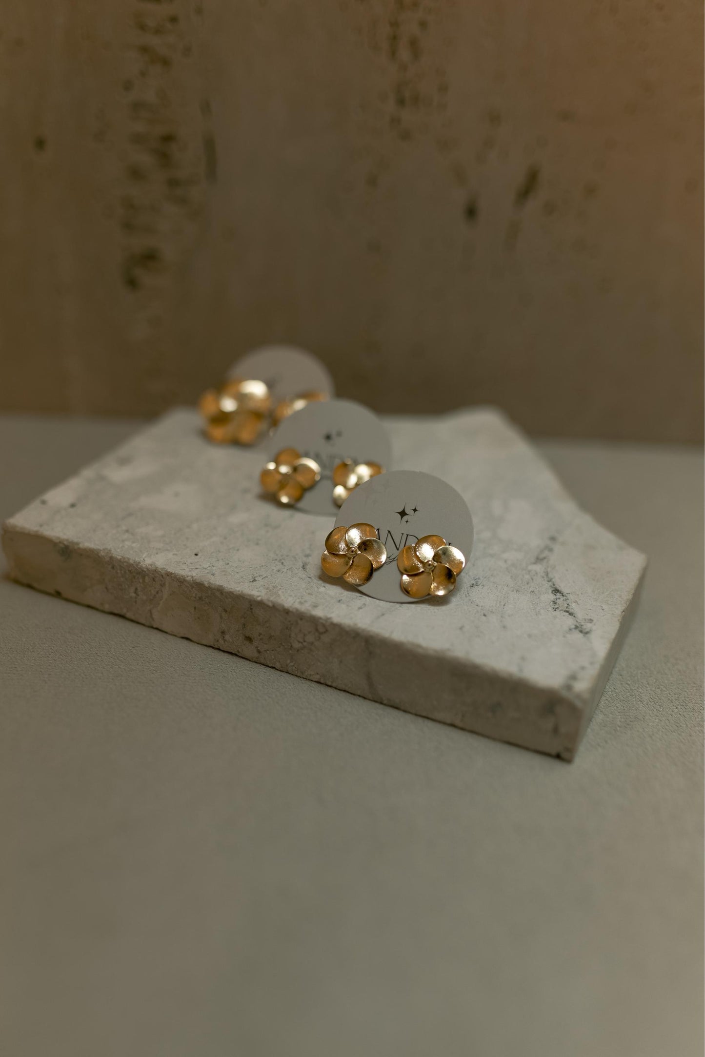 Brinco Flor Escovada 5 Pétalas Mini Dourado
