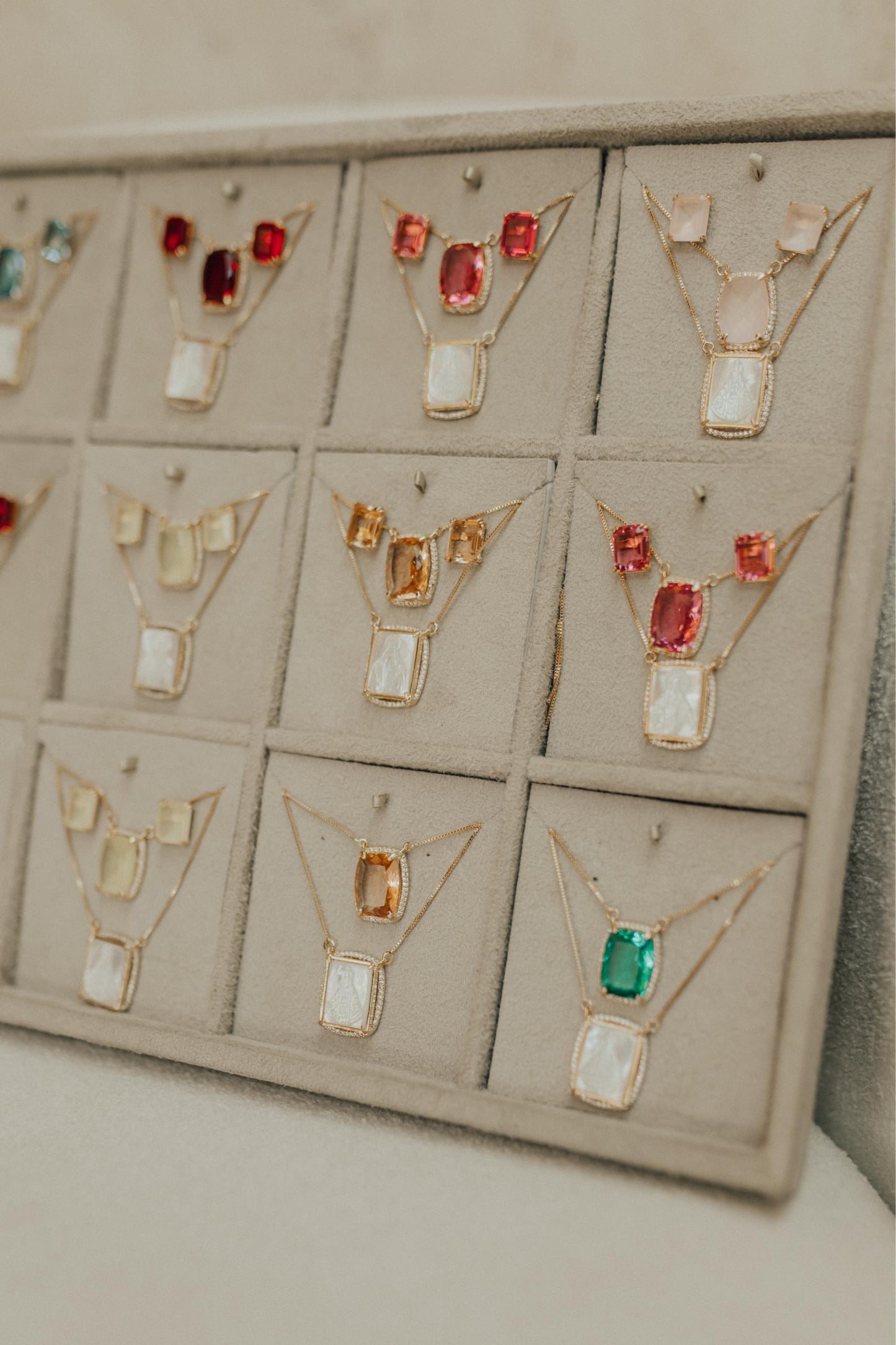 Colar Escapulário Madrepérola Morganita Dourado