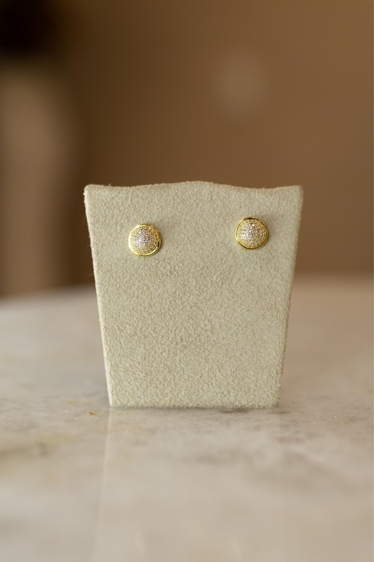 Brinco Meia Esfera Cravejada Luxo Dourado
