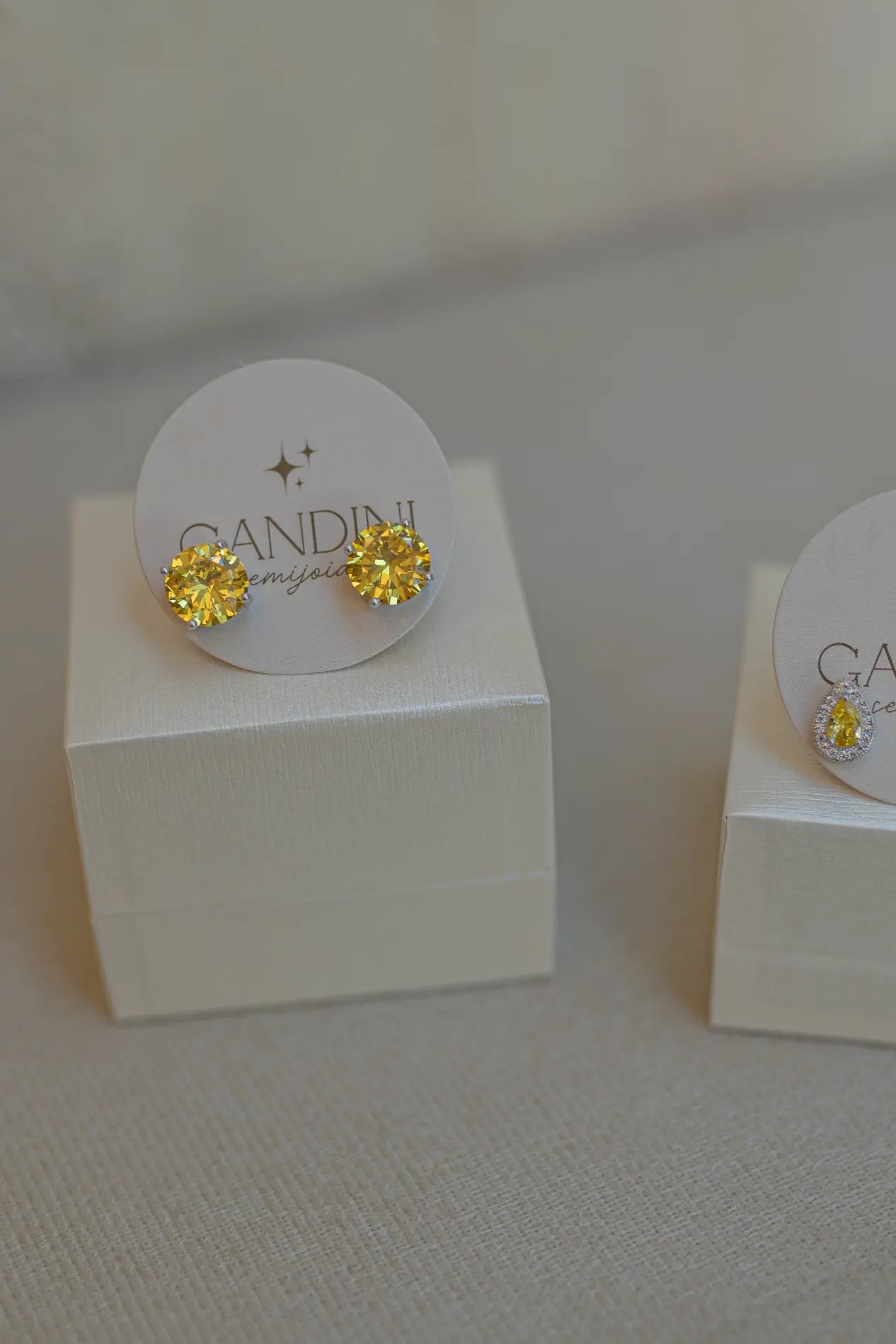 Brinco Redondo 10mm 4 Garras Yellow Fancy Ródio Branco