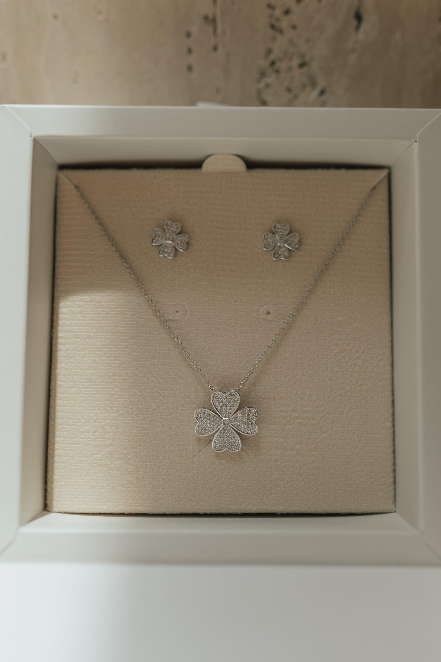 Conjunto Trevo Cravejado Ródio Branco