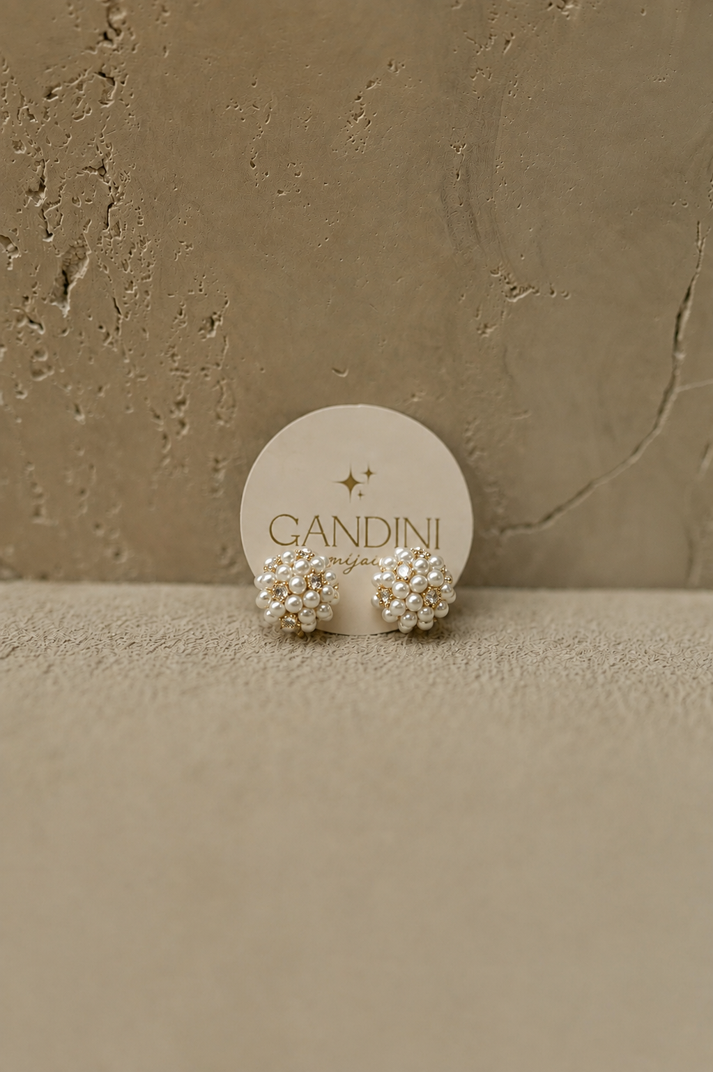 Brinco Meia Esfera de Pérolas e Zircônias Dourado