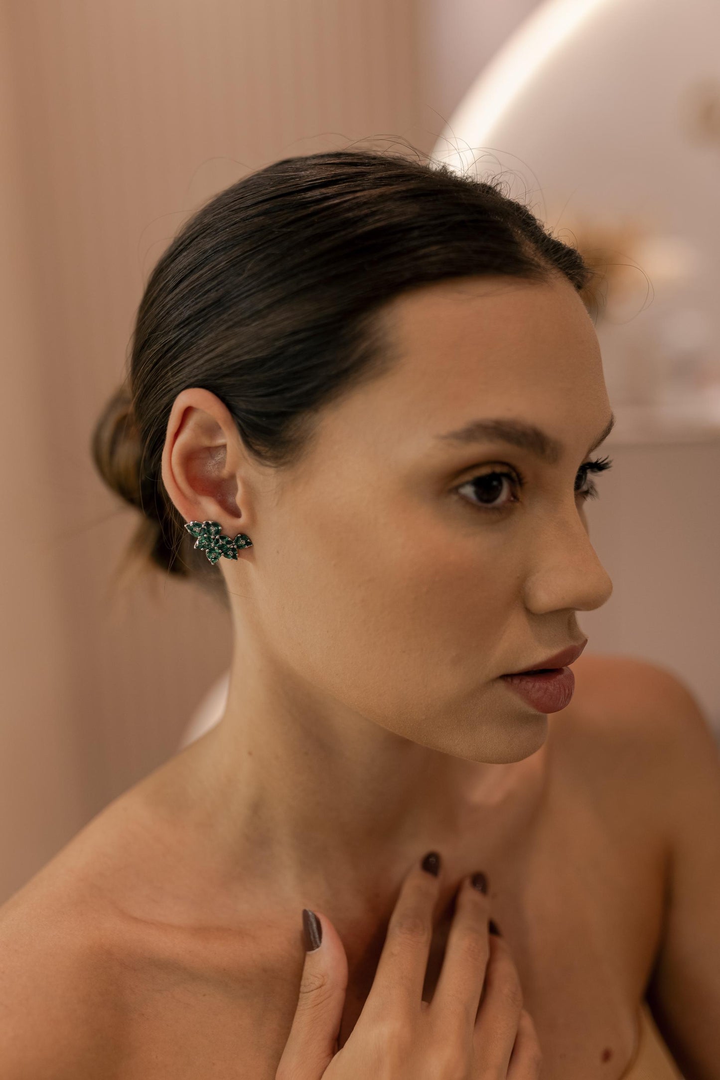 Brinco Ear Cuff Cravejado Esmeralda Ródio Branco