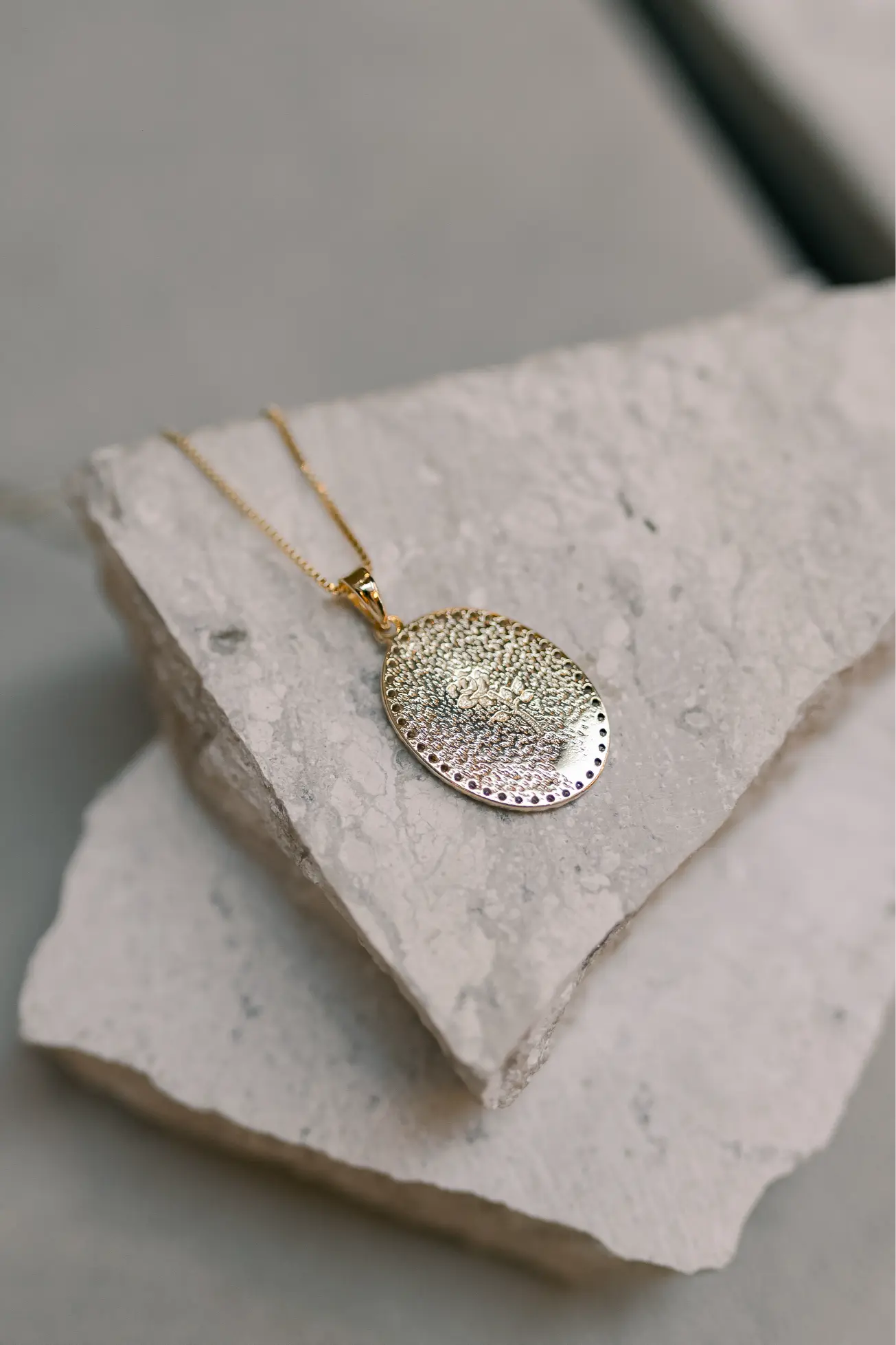 Colar Nossa Senhora de Guadalupe Dourado