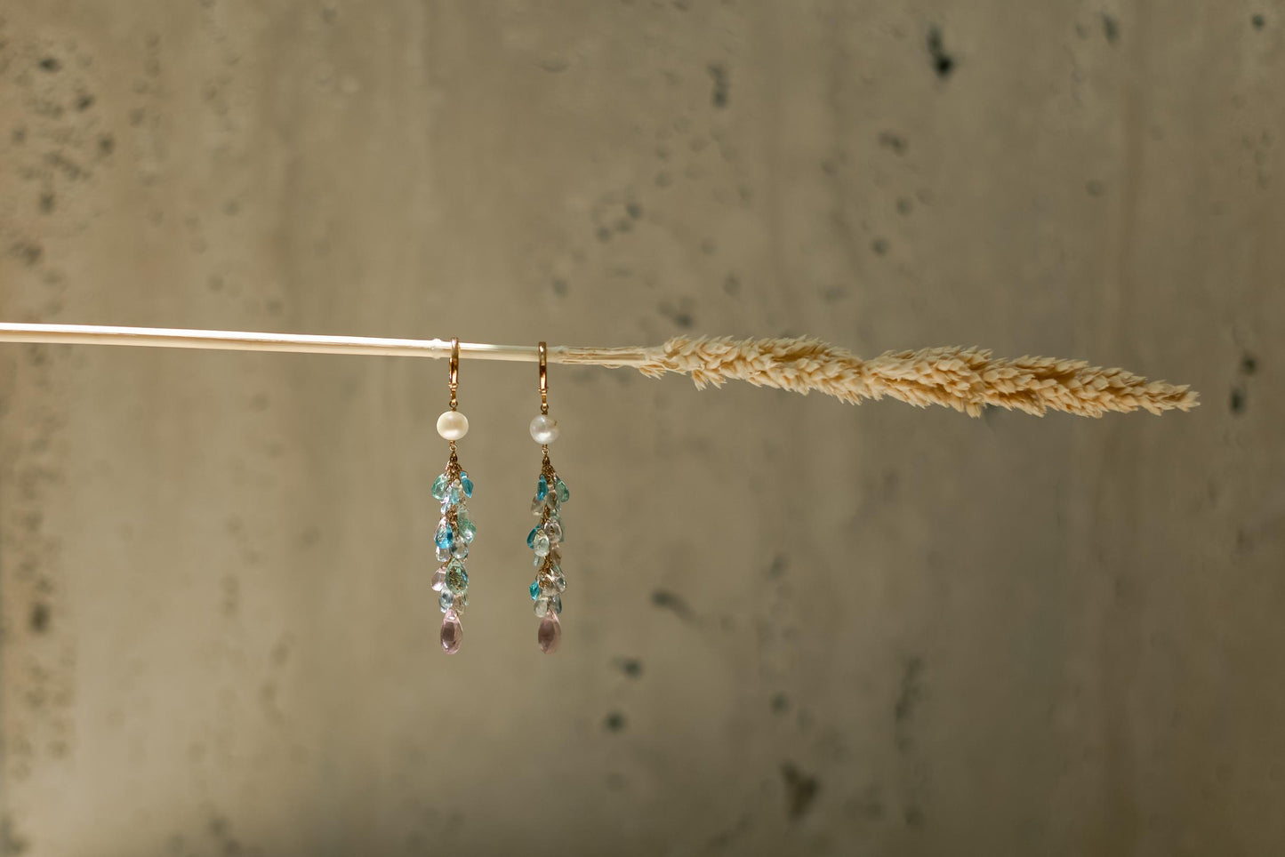 Brinco de Argola Pêndulo Cristais Coloridos Pérola Dourado