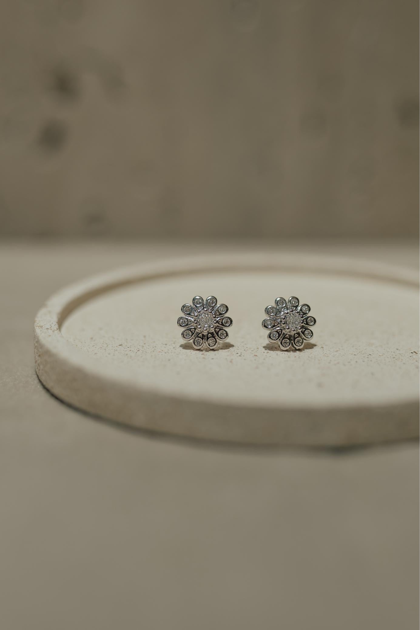 Brinco Flor Cravação Inglesa Ródio Branco