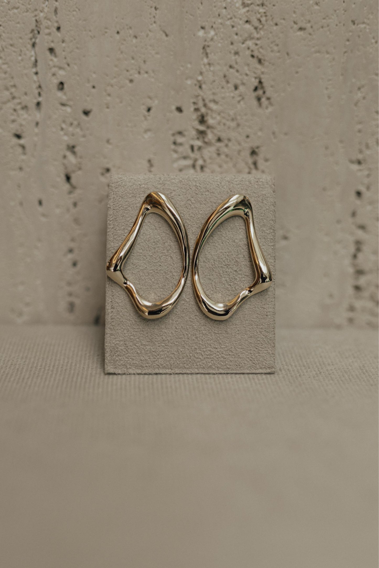 Brinco Orgânico Triangular Ouro